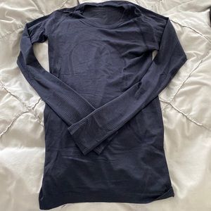 Lululemon form fitting long sleeve shirt